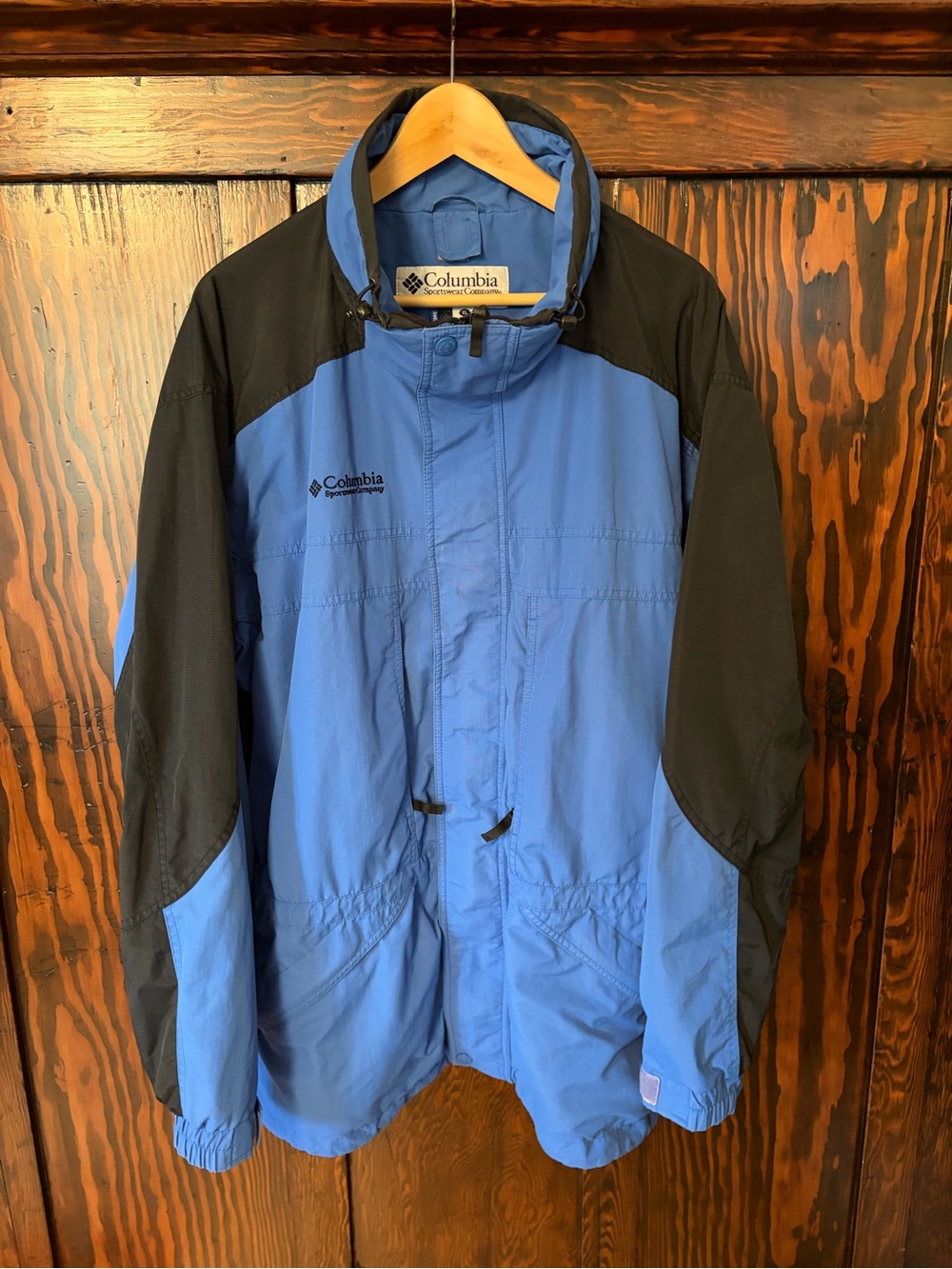 Vintage Columbia Men's Blue and Black Waterproof Jacket